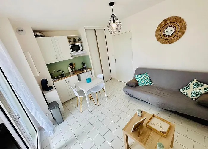 Cap d Agde T2 a 3 min de la plage a pied avec parking prive loggia pour 2 a 4 personnes *