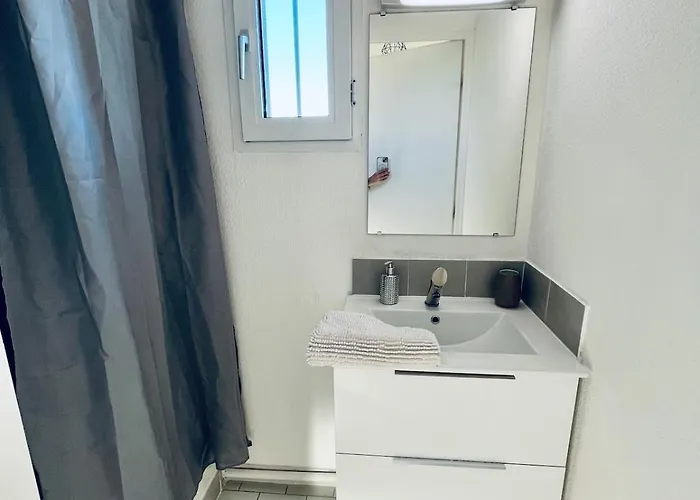 Cap d Agde T2 a 3 min de la plage a pied avec parking prive loggia pour 2 a 4 personnes * Agde