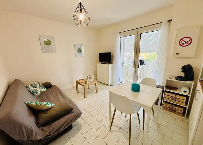 Appartement Cap d Agde T2 a 3 min de la plage a pied avec parking prive loggia pour 2 a 4 personnes