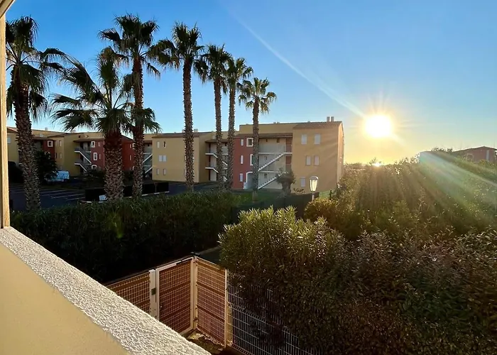 Cap d Agde T2 a 3 min de la plage a pied avec parking prive loggia pour 2 a 4 personnes *