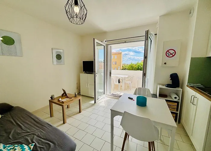 Cap d Agde T2 a 3 min de la plage a pied avec parking prive loggia pour 2 a 4 personnes * Agde